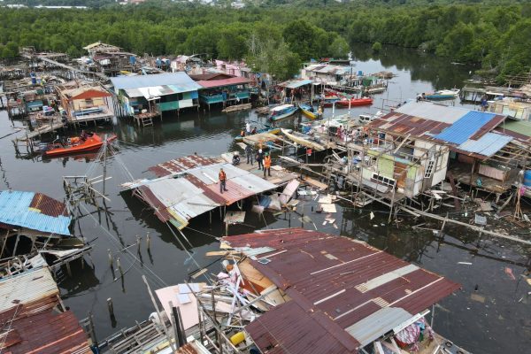 Kerja-kerja meroboh rumah haram di tanah kerajaan yang dijalankan oleh anggota penguatkuasaan.
