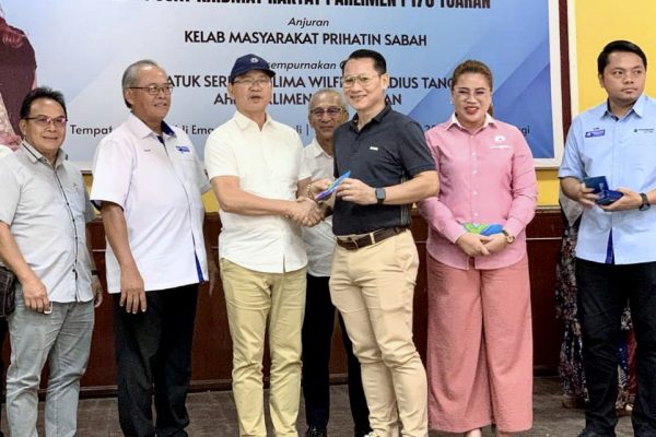 Yayasan Bank Rakyat salur bantuan pengajian kepada 105 pelajar di Tuaran