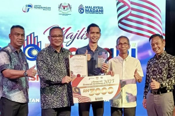 Ketepikan perbezaan pendapat dan fahaman politik dalam menjayakan program kenegaraan